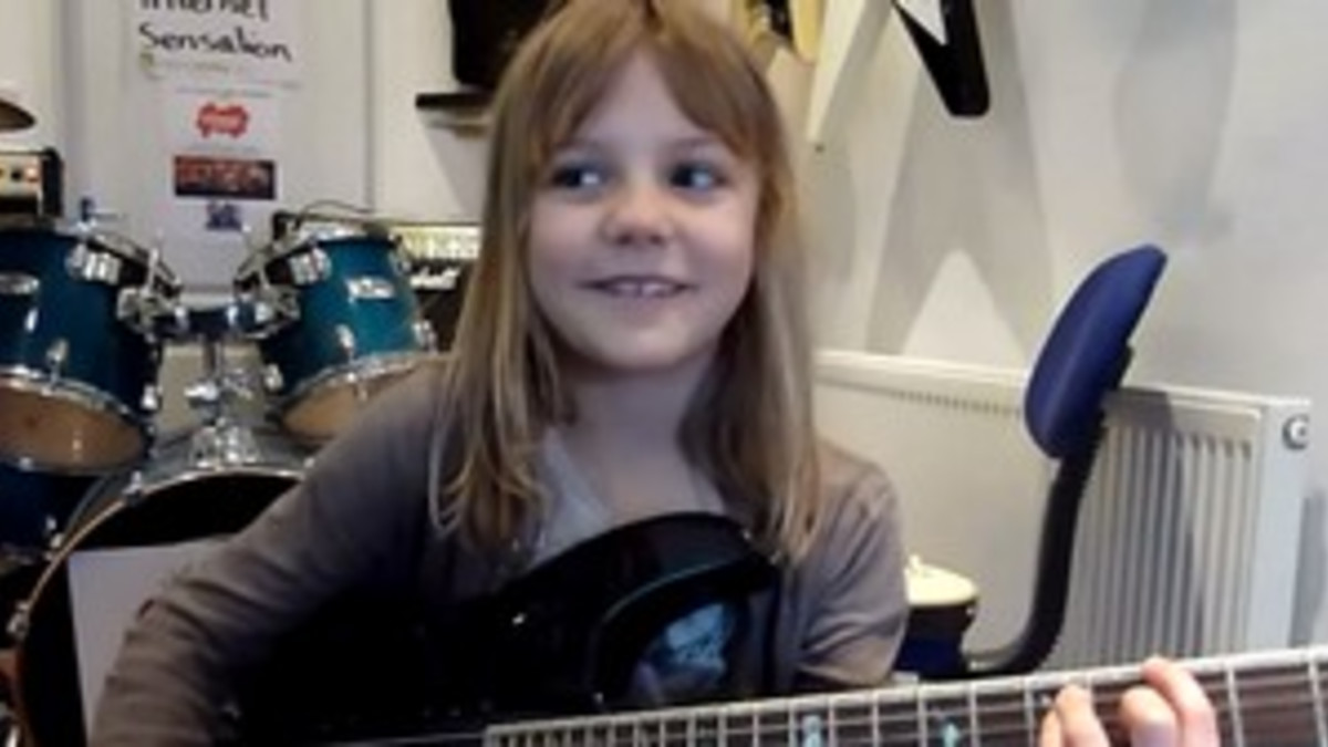 8-vuotias brittityttö soittaa kitaralla suomimusiikkia