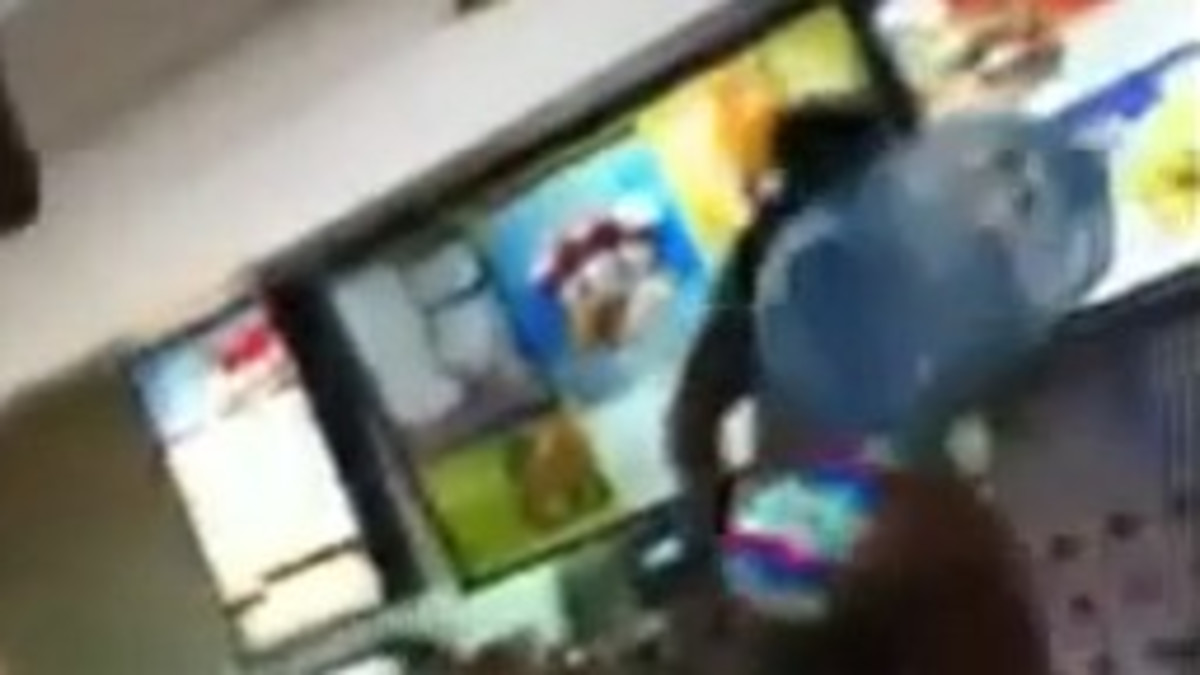 Bikininainen riehui Burger Kingissä - katso video