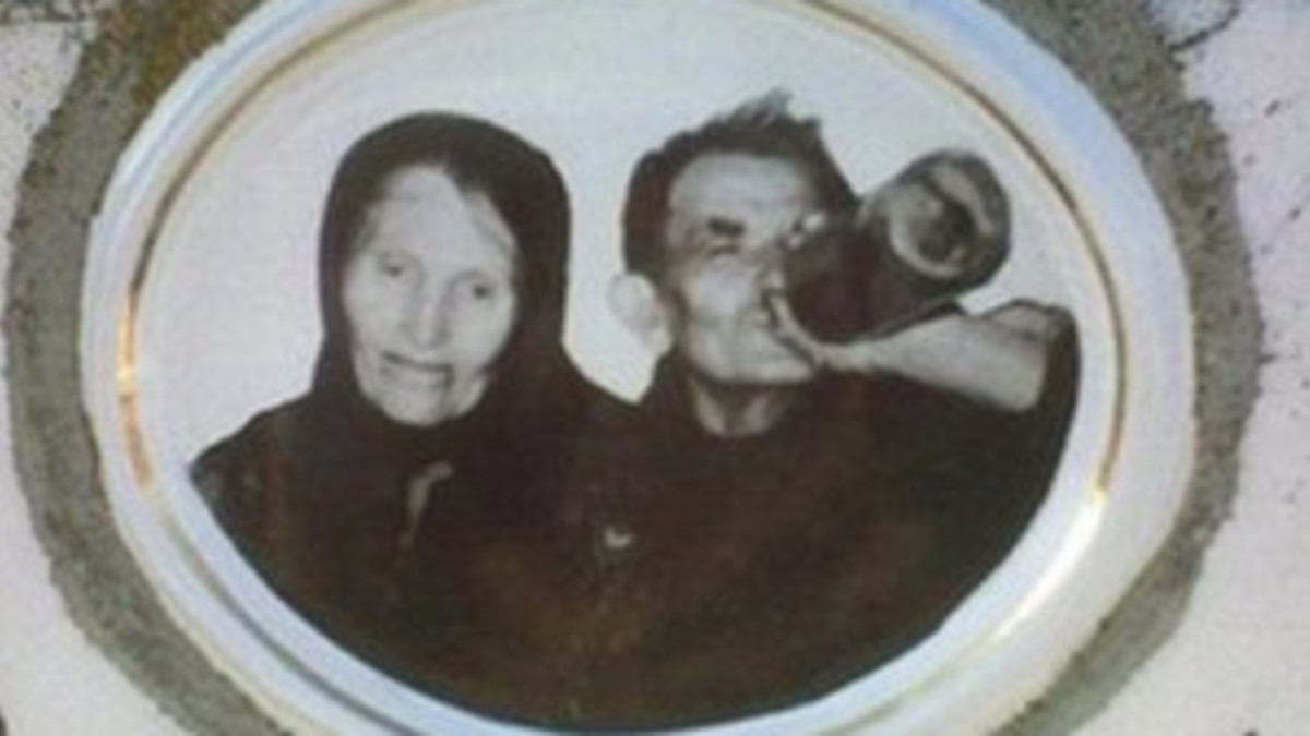 Hautakiveä koristaa ryyppykuva