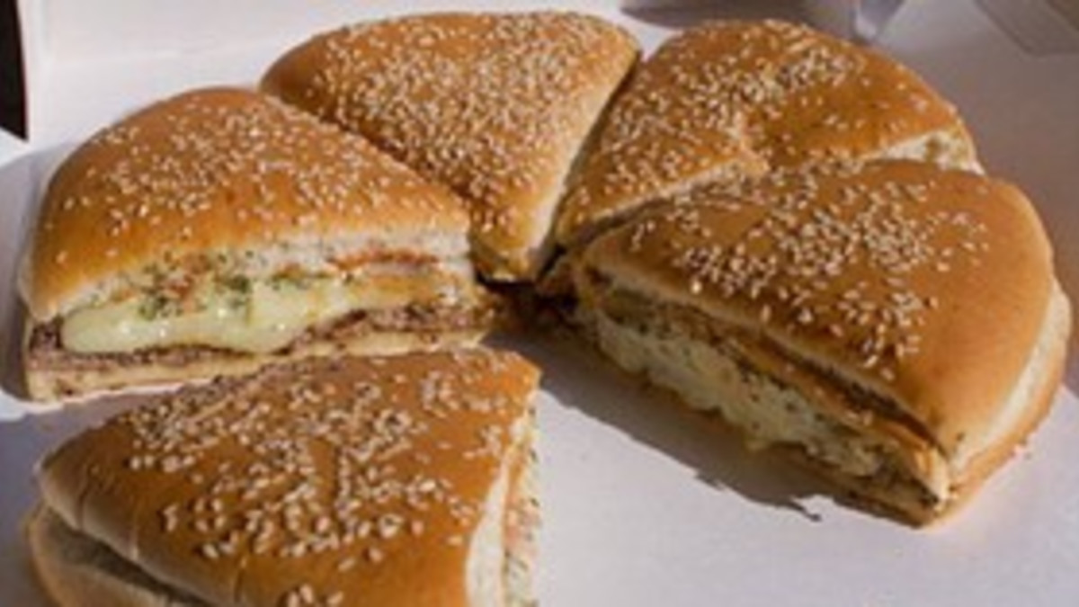 Nam nam, nyt tulee pizza burger - katso kuva