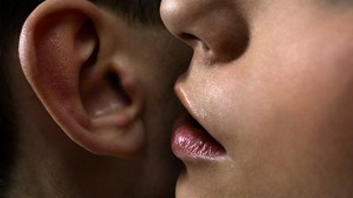 Kumpi sanoo ensin "minä rakastan sinua"?