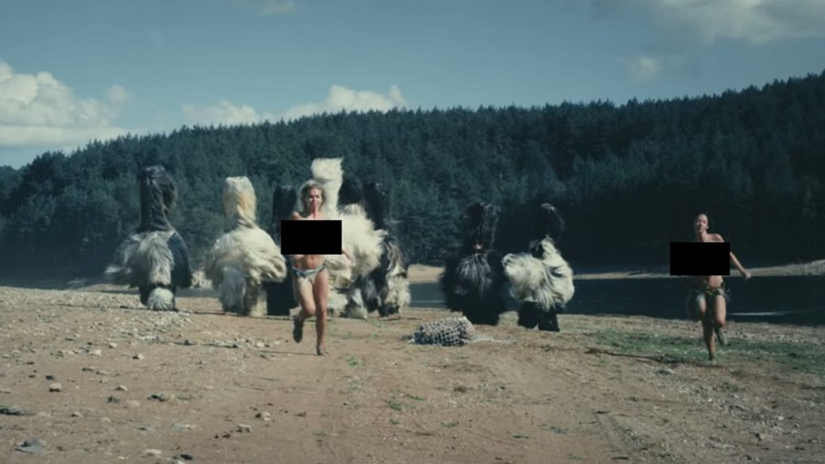 Naiset juoksevat rinnat paljaina Rammstein-laulajan soolovideolla