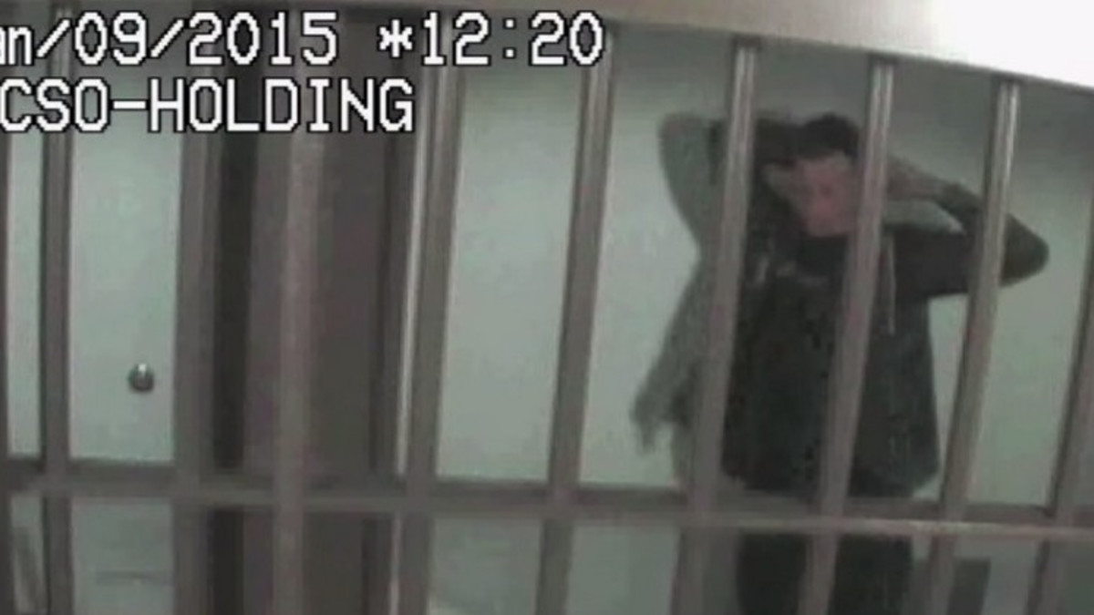 Mies löi itseään yli 40 kertaa ja syytti poliisia väkivallasta - katso video