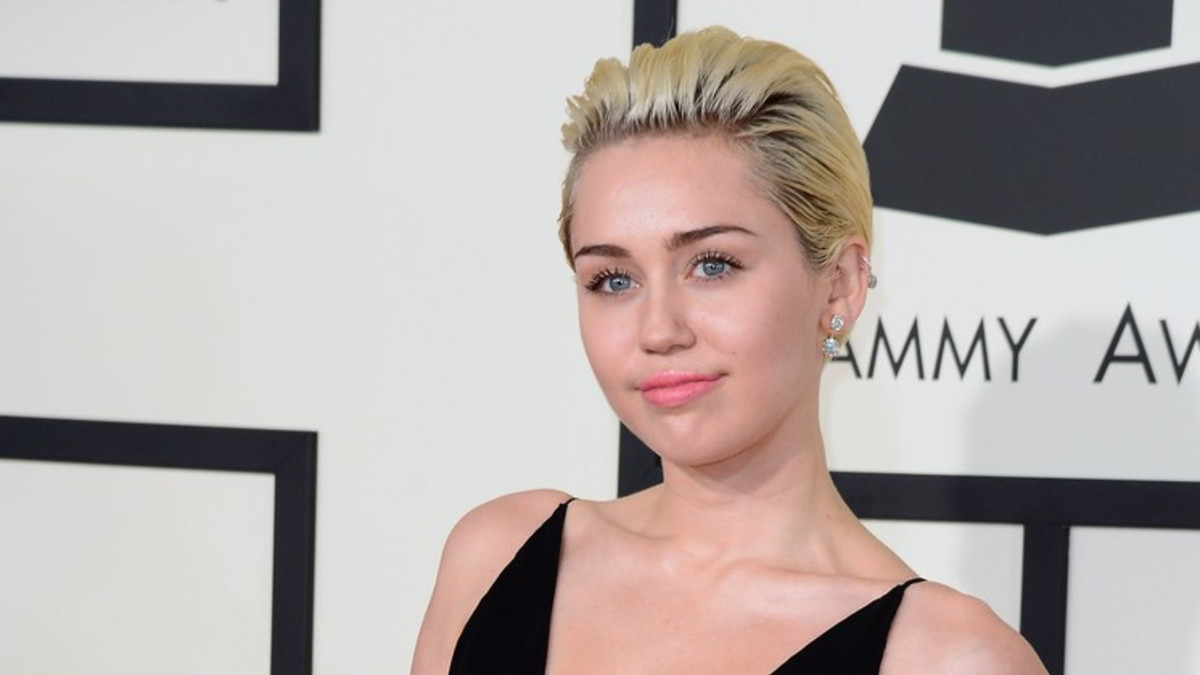 Mies poistaa kaikki 29 Miley Cyrus -tatuointiaan - tässä karu syy