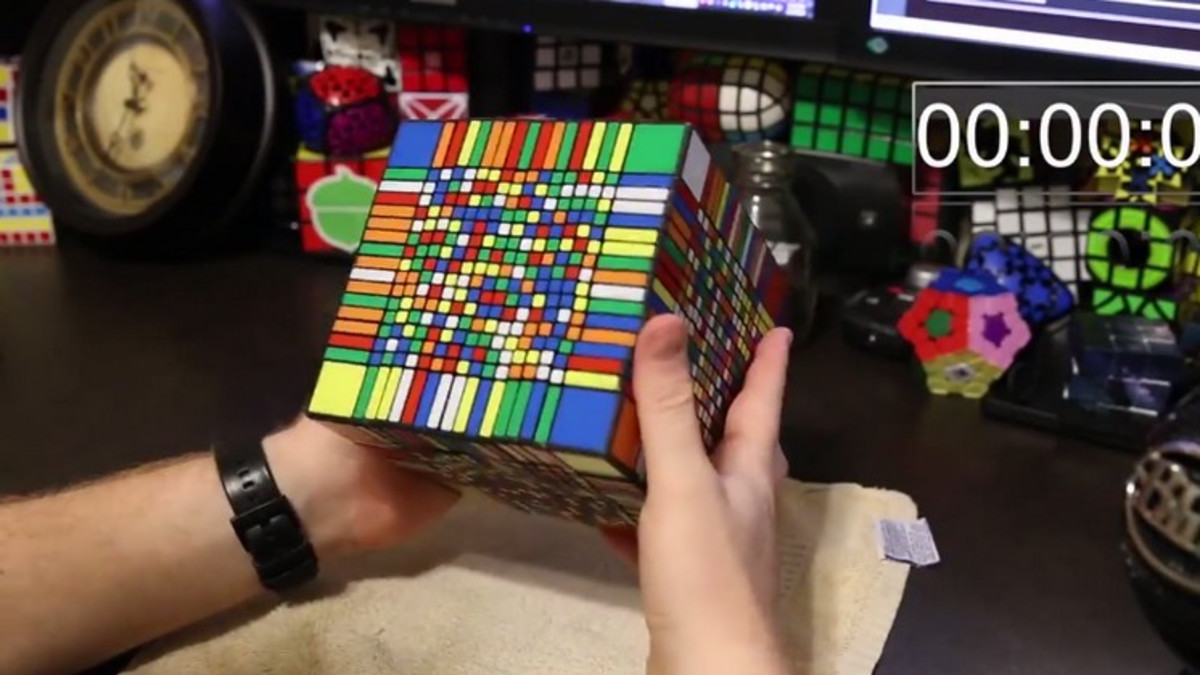 Maailman suurin Rubikin kuutio ratkesi 7,5 tunnissa - tältä se näyttää