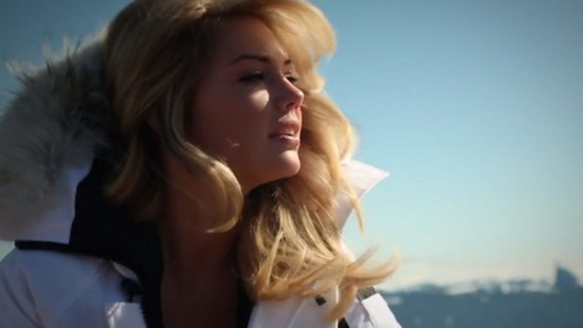 Kate Upton esittelee bikinimuotojaan poikkeuksellisessa paikassa