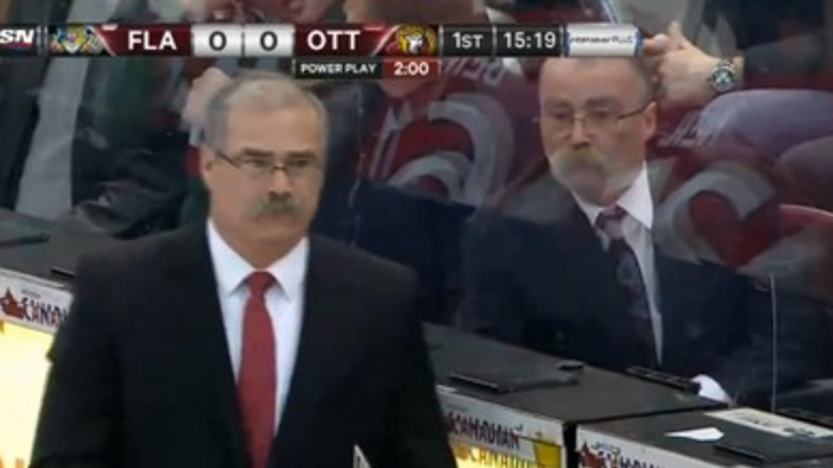 NHL-valmentaja tapasi kaksoisolentonsa kesken ottelun - hulvaton video