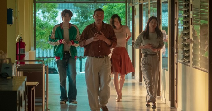 Netflix-sarja Analog Squad tutkailee vuotta 1999 ja miten helppoa vielä silloin oli muodostaa valeperhe