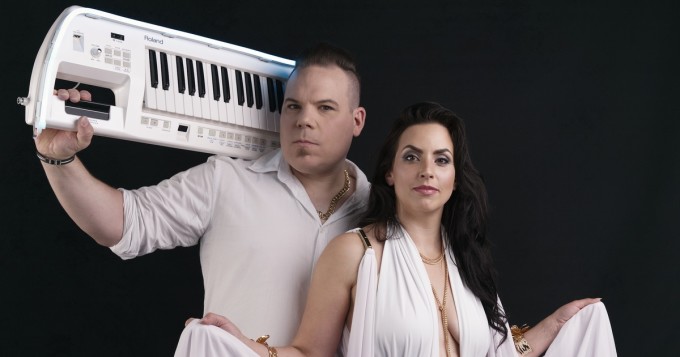 Aurium julkaisi uuden synthwave-henkisen biisin Riisut mua salaa