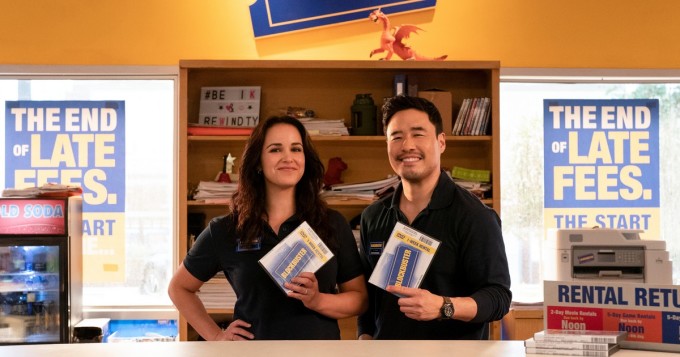 Blockbuster - Netflix tarjoaa uuden komediasarjan, mukana mm. Randall Park ja Melissa Fumero