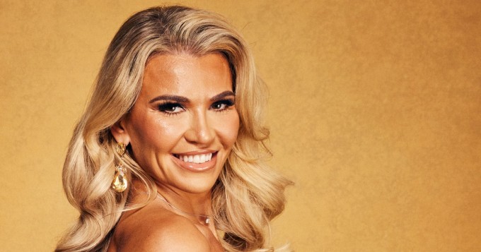 Rinnat lähes ulkona gaala-asusta! Christine McGuinness on upea