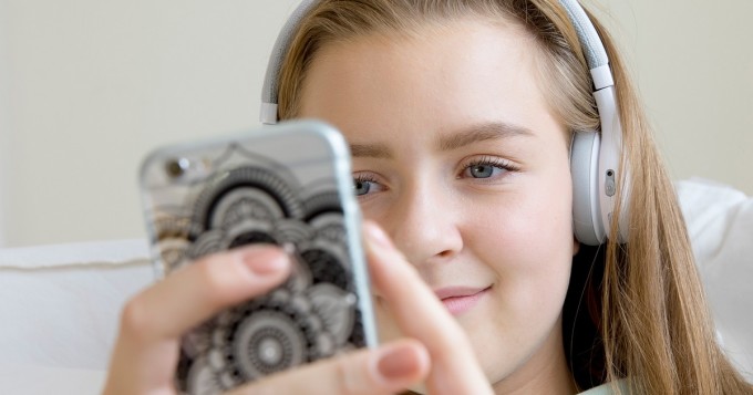 Suunnitteilla perheen kesäinen automatka? Tässä niksit, joilla takapenkkiläiset saavat netistä ja älylaitteista kaiken irti