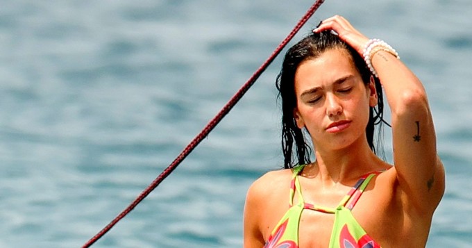 Mikä bikinipylly! Pop-tähti Dua Lipa kuvattiin Ibizalla