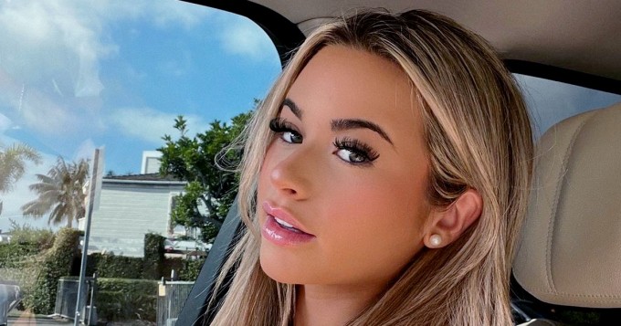 TikTok-hottis pikkubikineissä! Emily Elizabeth villitsee