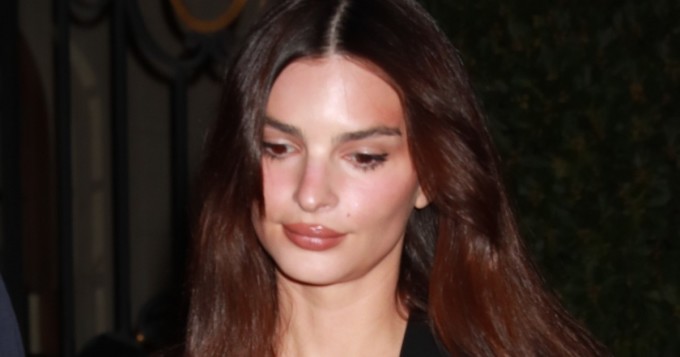 Jo on kaula-aukko! Emily Ratajkowski, 32, hämmensi