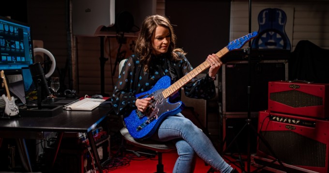 Yrittäjäkassa etsii Suomen uhkarohkeinta yrittäjää yhdessä bluesmuusikko ja yrittäjä Erja Lyytisen kanssa