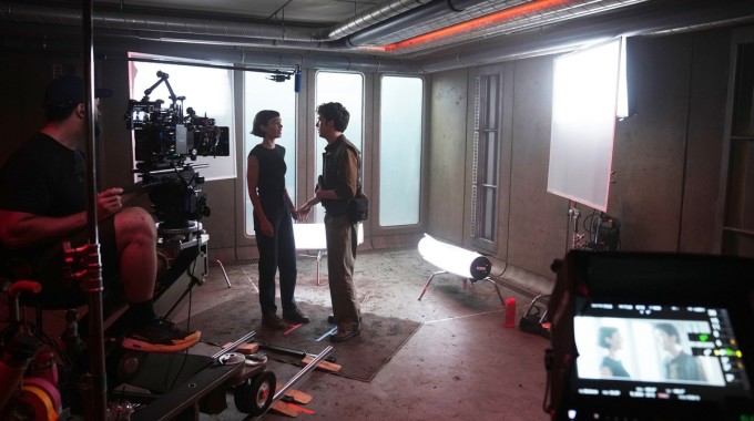 Sydney Chandler ja Alex Lawther Alien: Earth -sarjan toisen kauden kuvauksissa