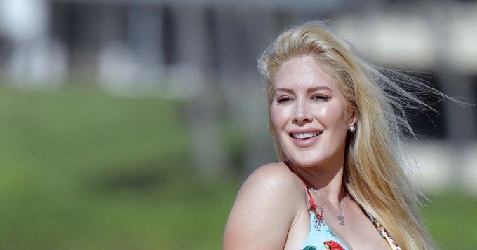 Heidi Pratt uhkeana rannalla