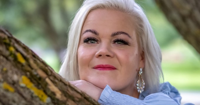 Aurium-yhtyeestä tuttu Helena Lerkkanen julkaisi debyyttisoolonsa Kaksi erilaista