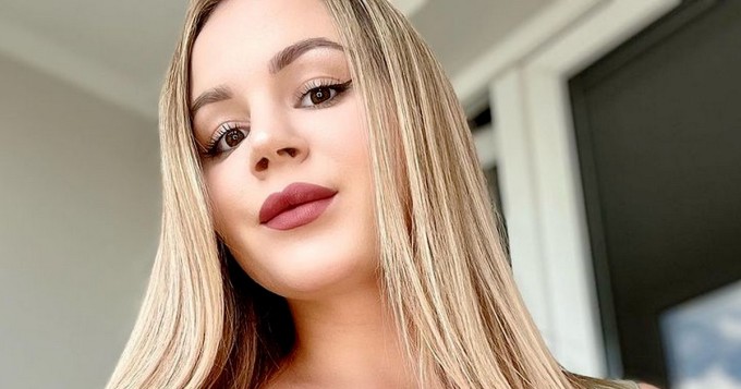 Instagram-povipommi Holly Garner hehkuttaa rintaliivejään: "100% luomu 70JJ"