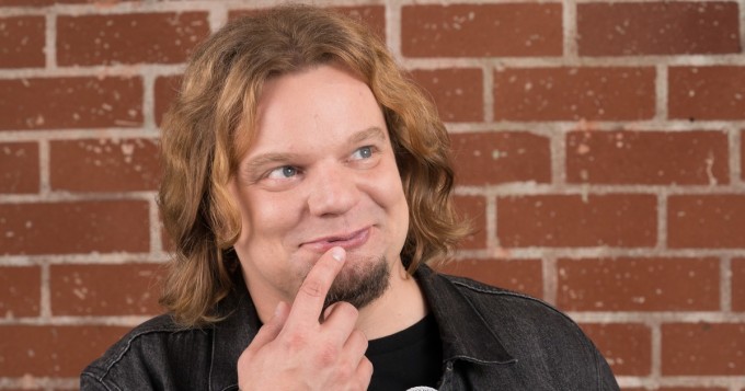 Ismo in English - Ismo Leikola esiintyy marraskuussa englanniksi Suomessa
