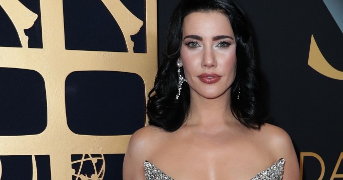 Mikä kaula-aukko! Upea Jacqueline MacInnes Wood, 36, käänsi päät