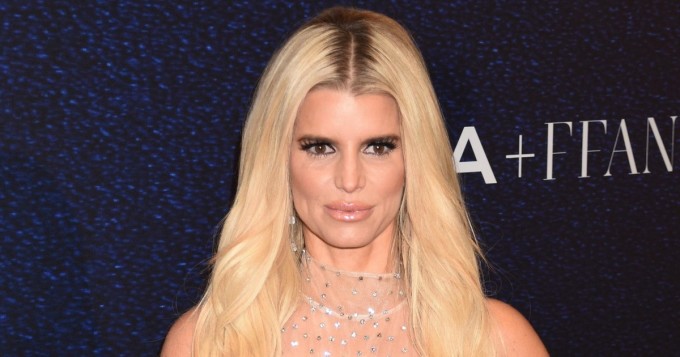 Nyt näkyy läpi! Kurvikas Jessica Simpson käänsi päät