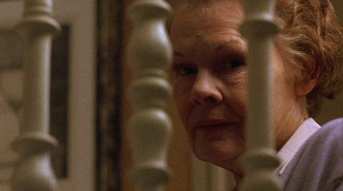 Näyttelijä Judi Dench hymyilee elokuva-alan tilaisuudessa