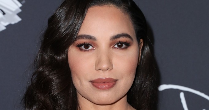 Mikä kaula-aukko! Jurnee Smollett, 37, käänsi päät gaalassa