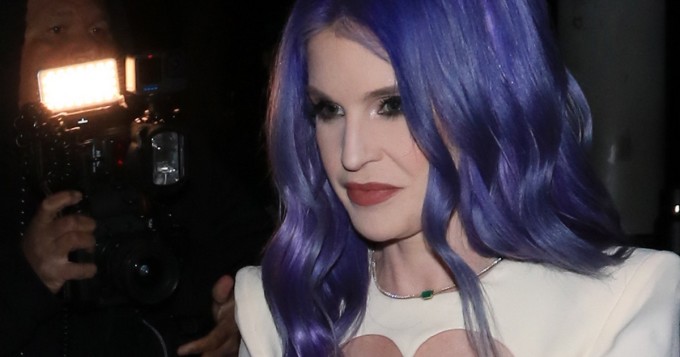 Povi ei ole pysyä piilossa! Hurjasti laihtunut Kelly Osbourne käänsi päitä