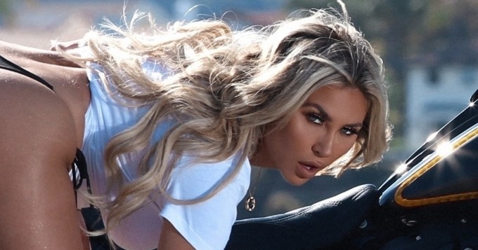 Mikä bikinipeppu! Khloe Terae poseerasi vähissä vaatteissa