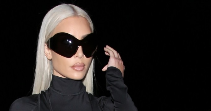 Upea Kim Kardashian tepasteli yllään Balenciaga-luksusta