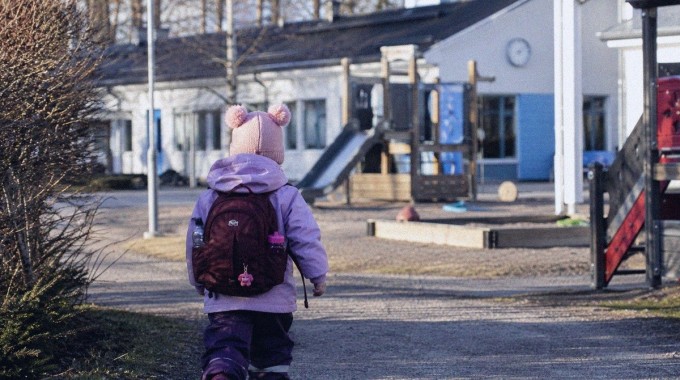 Lapsi matkalla päiväkotiin.