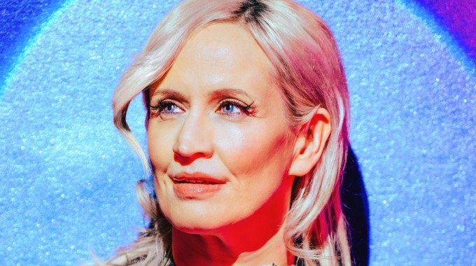 Maija Vilkkumaa Karaoke-queen-julkaisun promokuvassa.