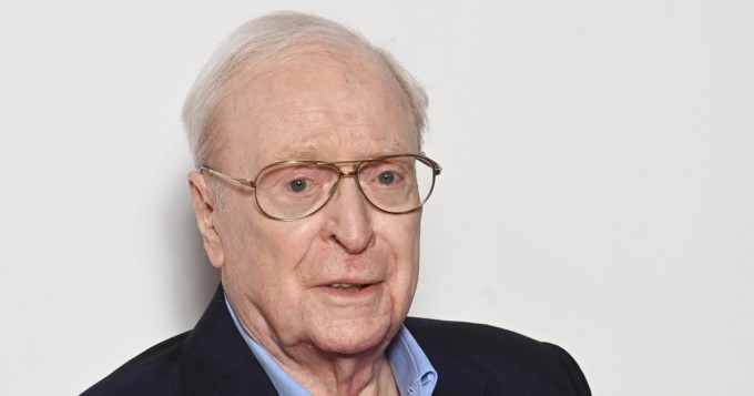 Michael Caine eläköityy:  "Olenhan jo 90-vuotias, enkä voi kävellä kunnolla"