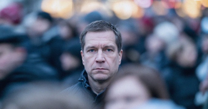 Miksi yksinäisyys voi tuntua pahimmalta juuri muiden seurassa?