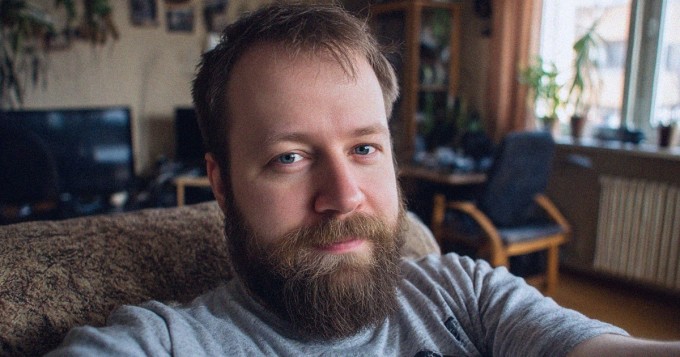Mies tyytyväisenä kotona.