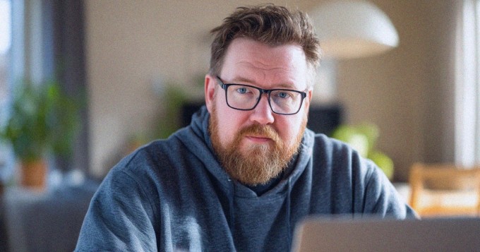 Ihminen tarkastelee epäilevästi tekoälykeskustelua tietokoneen ruudulla