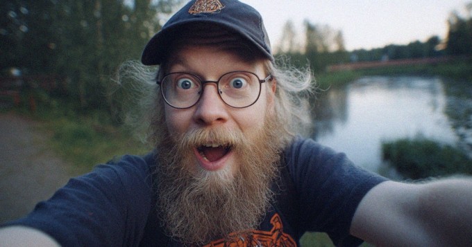 Mies ulkoilee.