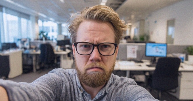 Voimakkaasti kiihtynyt ihminen keskustelee rauhallisena pysyvän läheisen kanssa
