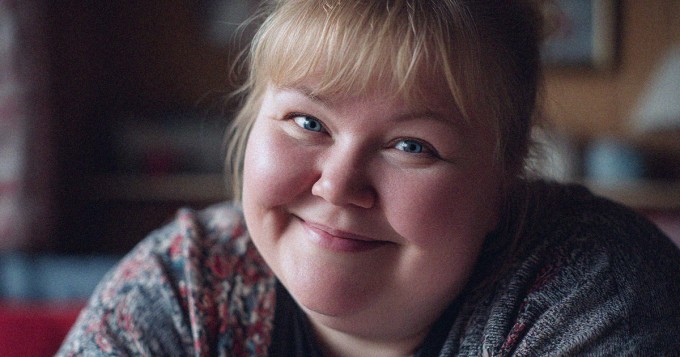 Nainen hymyilee.