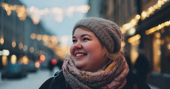 11 piirrettä ihmisissä, jotka vilkuttavat autoille kiitokseksi