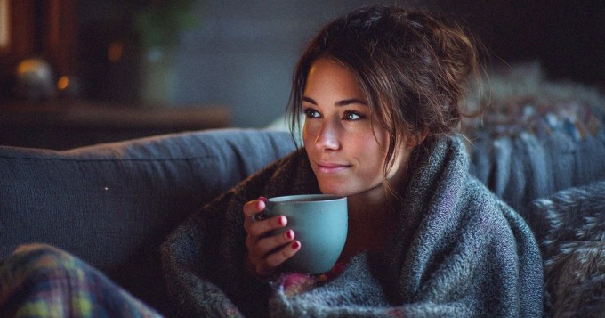 Introvertti nauttii rauhallisesta omasta ajasta kirjan ja muiden harrastusten parissa
