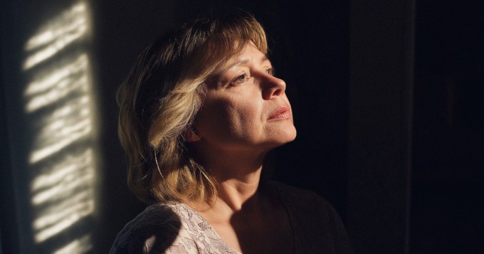 Salasuhde nuorempaan mieheen ajautumassa karille - rakkaus ei riitäkään