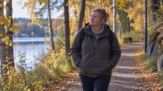 Mies kävelee syksyisellä lähialueen polulla mietteliäänä.