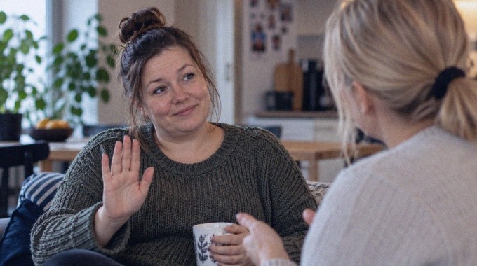 Nainen ilmaisee kantansa rauhallisesti keskustelussa.