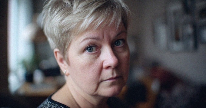 Nainen harmissaan kotona.