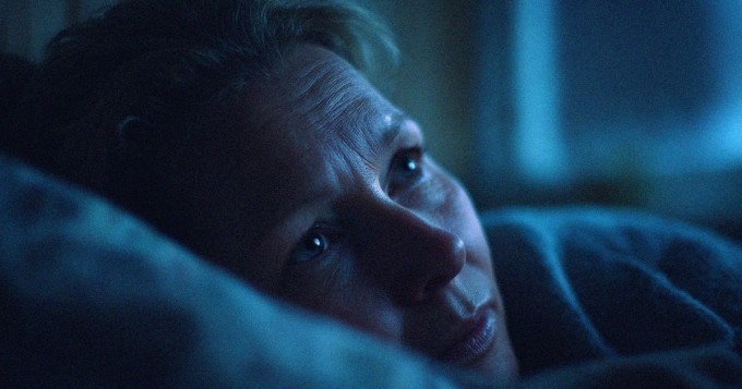 11 piirrettä, jotka yhdistävät ihmisiä, jotka eivät saa unta yksin kotona