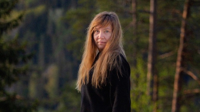 Nainen metsässä.
