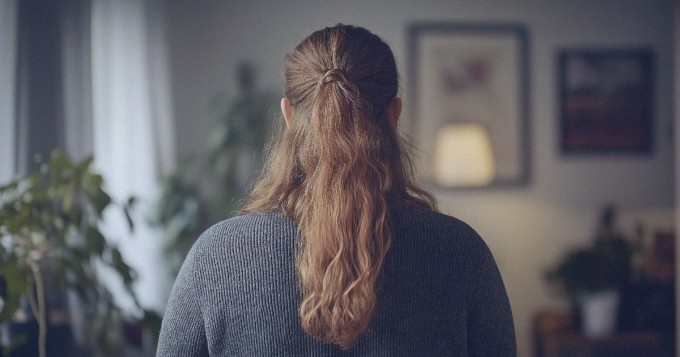 Äiti, jolla on kaksi vauvaa - mutta vain toinen on oikea